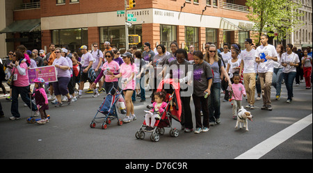 Les participants à la Marche des dix sous pour les bébés de mars, célèbre 75 ans de l'organisation Banque D'Images