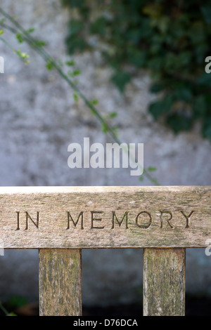 En mémoire sculptée dans un banc de jardin Banque D'Images