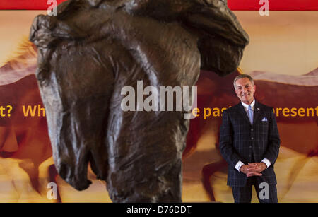 11 avril 2013 - Los Angeles, Californie, États-Unis - W. Richard West Jr., le nouveau directeur de l'Autry National Museum of the American West, est photographié à Autry National Center on Jeudi, 11 avril 2013 à Los Angeles. (Crédit Image : © Chiu/ZUMAPRESS.com) Ringo Banque D'Images