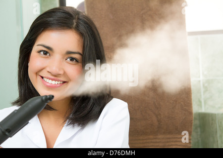 Belle femme de ménage à son travail Banque D'Images