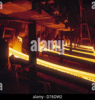 Usine de coulée de l'acier continue à British Steel Rotherham. La source est une louche d'acier en fusion qui s'est tenue au-dessus. Banque D'Images