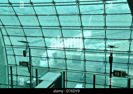 Boeing 777-300 hall de départ terminal 3 Aéroport international de Dubaï ÉMIRATS ARABES UNIS Banque D'Images