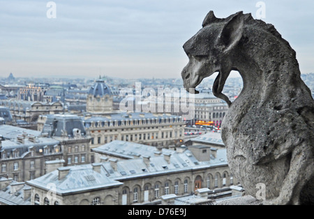 Gargouille sur le toit de la Cathédrale Notre Dame de Paris avec Paris paysage urbain dans l'arrière-plan Banque D'Images