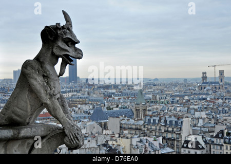 Gargouille sur le toit de la Cathédrale Notre Dame de Paris avec Paris paysage urbain dans l'arrière-plan Banque D'Images
