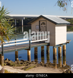 Chalet de pêche sur ponton de Maroochy River à marée basse, Sunshine Coast, Queensland, Australie Banque D'Images