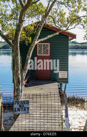 Cabine de pêche privé sur ponton de Maroochy River à marée basse, Sunshine Coast, Queensland, Australie Banque D'Images