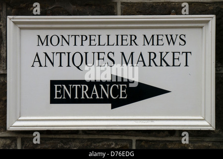 HARROGATE, NORTH YORKSHIRE, Royaume-Uni - 19 AVRIL 2013 : panneau dans le quartier de Montpellier pour le marché des antiquités de Montpellier Mews Banque D'Images