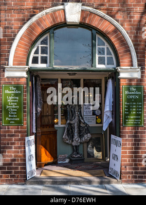 LINCOLN, Royaume-Uni - 20 AVRIL 2013 : entrée au centre d'antiquités Shambles Banque D'Images