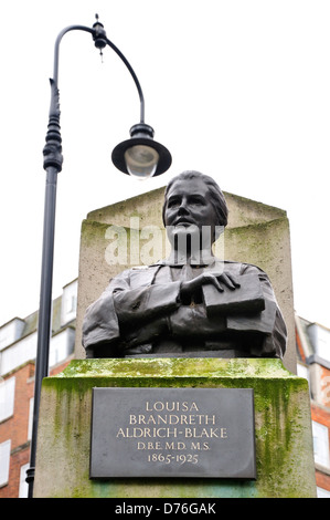 Londres, Angleterre, Royaume-Uni. Memorial (1927 par Arthur George Walker) à Dame Louisa Brandreth Aldrich-Blake, Tavistock Sq, Bloomsbury Banque D'Images