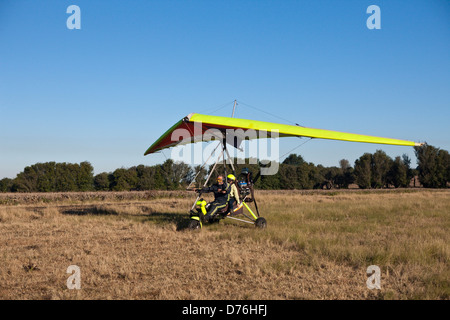 Les touristes en vol avec ultralight trike, Mbotyi, de l'Est Cap, Afrique du Sud Banque D'Images