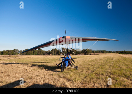 Les touristes en vol avec ultralight trike, Mbotyi, de l'Est Cap, Afrique du Sud Banque D'Images