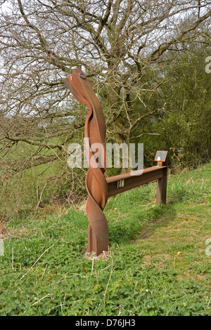 L'art public mile marker sur le Marriott's Way sentier de grande randonnée / près de la piste cyclable Reepham, Norfolk, UK Banque D'Images