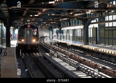 Une rame de métro tire dans l'ouest 8e street station à Coney Island, Brooklyn, New York. Banque D'Images