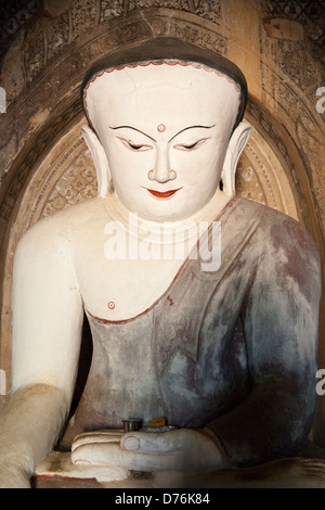 Dans le Bouddha tête bulbeuse Temple Nanbaya, Bagan Myanmar Banque D'Images