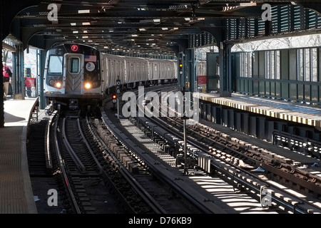 Une rame de métro tire dans l'ouest 8e street station à Coney Island, Brooklyn, New York. Banque D'Images