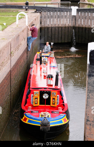 Barge canal à écluses sur Worcester et Birmingham au bassin du canal St.Lawrence, Worcester. Banque D'Images