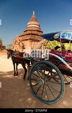 Voiture à cheval a proximité un stupa à Bagan, Myanmar 2 Banque D'Images