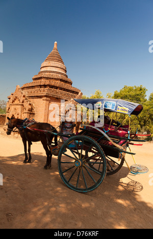 Voiture à cheval a proximité un stupa à Bagan, Myanmar Banque D'Images