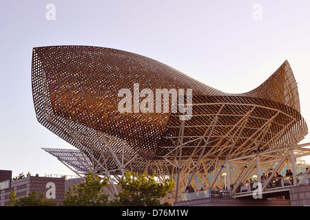 Célèbre sculpture Peix (poisson d'Or) à l'endroit de Port Olimpic de Barcelone Banque D'Images