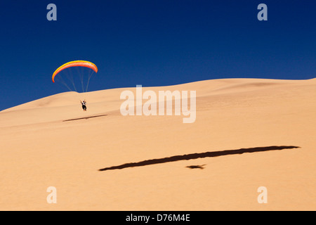 Parachute sur les dunes du désert du Namib, Long Beach, Swakopmund, Namibie Banque D'Images