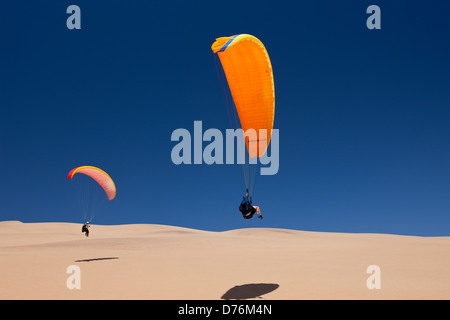 Parachute sur les dunes du désert du Namib, Long Beach, Swakopmund, Namibie