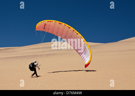 Parachute sur les dunes du désert du Namib, Long Beach, Swakopmund, Namibie Banque D'Images