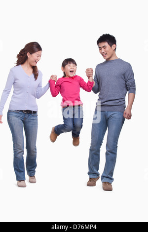 Famille enfant oscillante à la mi-air, studio shot Banque D'Images