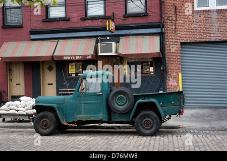 Vues de l'extérieur de Sunny's Bar dans le quartier Red Hook de Brooklyn. Banque D'Images