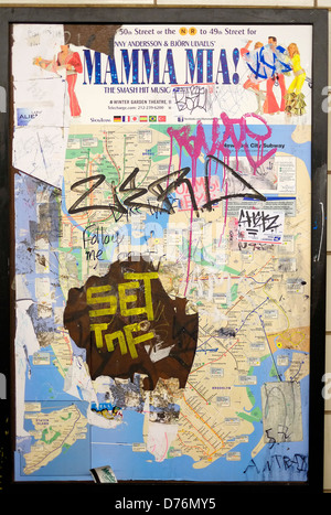 Un vandalisé New York City subway map sur le mur d'une gare à Brooklyn, New York. Banque D'Images
