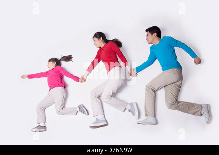 Family et en imitant la course, studio shot Banque D'Images