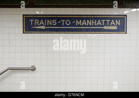 Un vieux signe de la mosaïque sur le mur d'une station de métro de Brooklyn qui lit 'Trains pour Manhattan" Banque D'Images