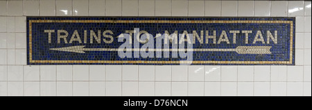 Un vieux signe de la mosaïque sur le mur d'une station de métro de Brooklyn qui lit 'Trains pour Manhattan" Banque D'Images