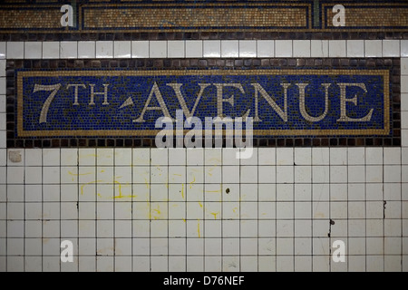 Inscrivez-vous à la mosaïque de la station de métro 7th Avenue à Brooklyn, New York Banque D'Images