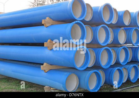 Des tas de tuyaux en béton pour le transport de l'eau et l'assainissement Banque D'Images