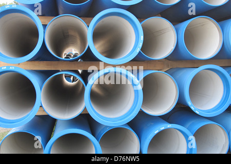 Des tas de tuyaux en béton pour le transport de l'eau et l'assainissement Banque D'Images