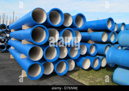 Des tas de tuyaux en béton pour le transport de l'eau et l'assainissement Banque D'Images