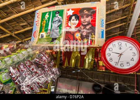 30 avril 2013 - Mahachai, Samut Sakhon, Thaïlande - une photo de l'icône de la démocratie Birmane Aung San Suu Kyi et de son père, héros de l'indépendance birmane, le général Aung San est suspendu dans un magasin de thé Birman à Mahachai, province de Samut Sakhon, Thaïlande. L'industrie de pêche thaïlandais est très dépendante de migrants birmans et cambodgiens. L'équipage de nombreux migrants birmans les bateaux de pêche qui voile hors de Samut Sakhon et le personnel de nombreuses usines de transformation du poisson à Samut Sakhon, environ 45 kilomètres au sud de Bangkok. Les migrants paient le plus de 700 $ (US) chacune d'être importée à partir de la frontière birmane à Samut Sakhon pour des emplois qui paient le Banque D'Images