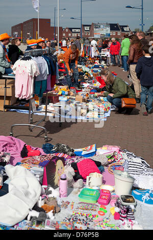 Pour les enfants de la rue du marché non réglementé, dans le cadre de la célébration de l'inauguration du roi Willem-Alexander le 30 avril 2013, Alblasserdam, South-Holland, Pays-Bas Banque D'Images