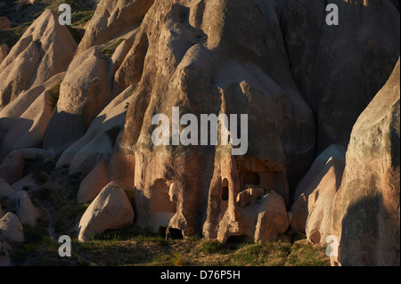 Maisons Grotte sculptée dans le calcaire à la Cappadoce Banque D'Images