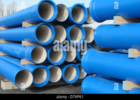 Des piles de béton tuyaux bleu pour transporter l'eau et d'assainissement Banque D'Images