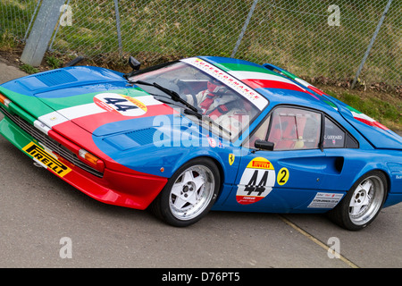 1976 Ferrari 308 GTB avec chauffeur Chris Compton-Goddard dans le paddock à la SCLC réunion 2013 Snetterton, Norfolk, Royaume-Uni. Banque D'Images