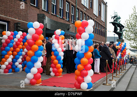 Dignitaires de l'exécution d'une aubade au nouveau roi néerlandais Willem-Alexander, le 30 avril 2013 Banque D'Images