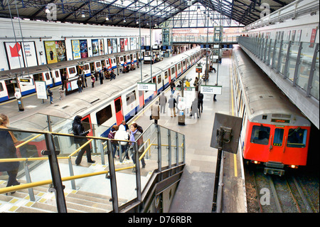 Earls Court, Londres. La station de métro sur la plate-forme du train lignes District et Piccadilly Banque D'Images