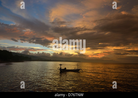 Indonésie Bali Lovina dans la région du Nord, les bateaux de pêche au crépuscule sur l'océan Indien Banque D'Images