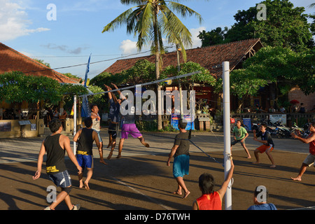 Indonésie Bali Lovina Volley-ball hommes jouer en face de la plage à la fin de la journée Banque D'Images