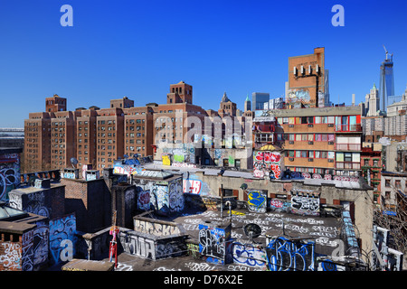 Toits sales dans le côté inférieur est de Manhattan avec graffiti. Banque D'Images