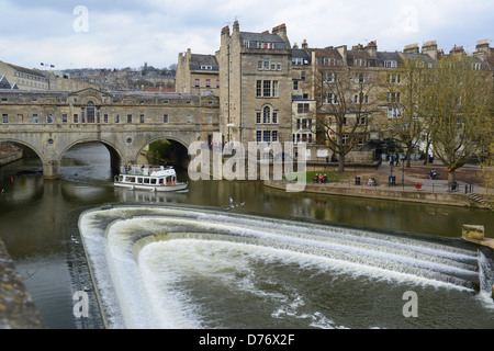 La rivière Avon et Weir à Bath Banque D'Images