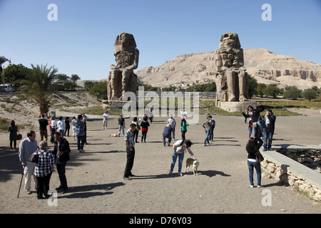 Colosses de Memnon & OLD GURNA Thèbes Ouest LUXOR EGYPTE 08 Janvier 2013 Banque D'Images