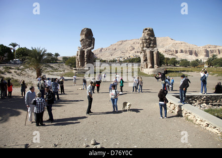 Colosses de Memnon & OLD GURNA Thèbes Ouest LUXOR EGYPTE 08 Janvier 2013 Banque D'Images