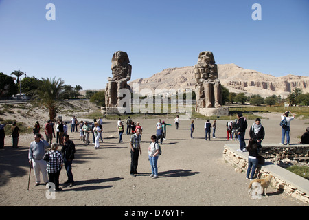 Colosses de Memnon & OLD GURNA Thèbes Ouest LUXOR EGYPTE 08 Janvier 2013 Banque D'Images